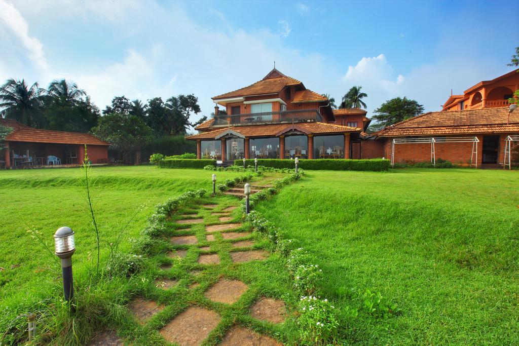 The River Retreat Heritage Ayurvedic Resort Shoranur Exteriör bild