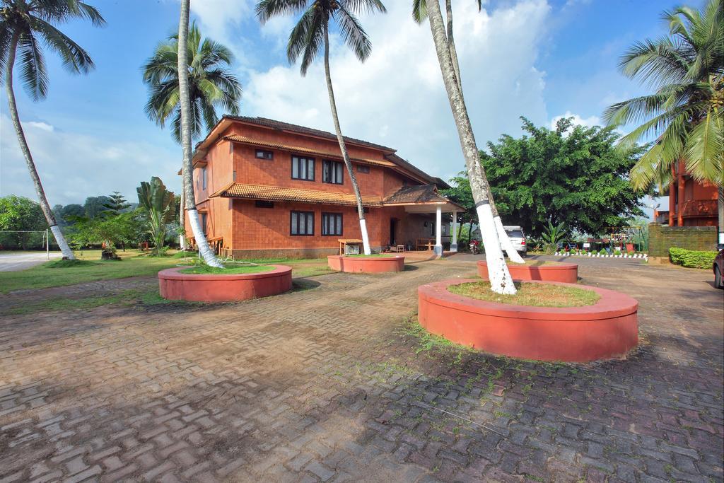 The River Retreat Heritage Ayurvedic Resort Shoranur Exteriör bild